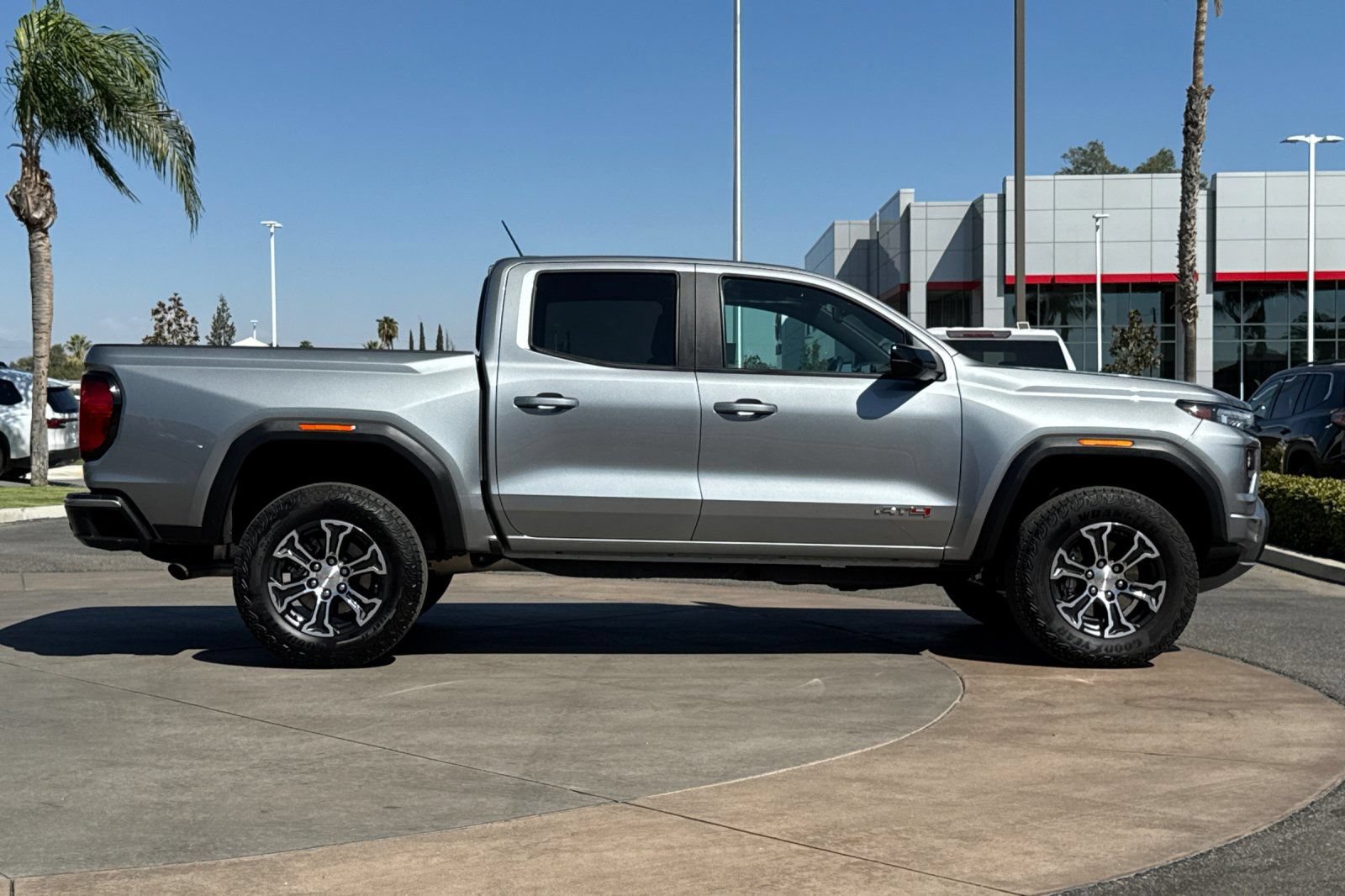 Certified 2025 GMC Canyon AT4 AWD/4WD image 3