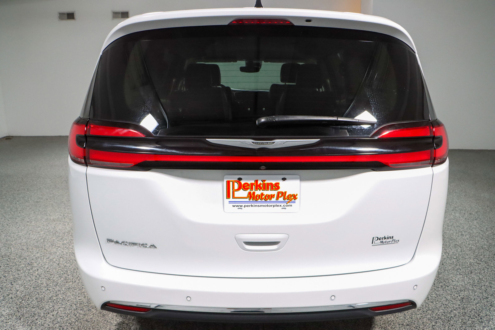 Used 2023 Chrysler Pacifica Touring-L image 8