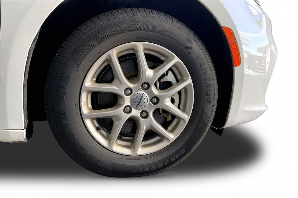 Used 2025 Chrysler Pacifica Select FWD image 32