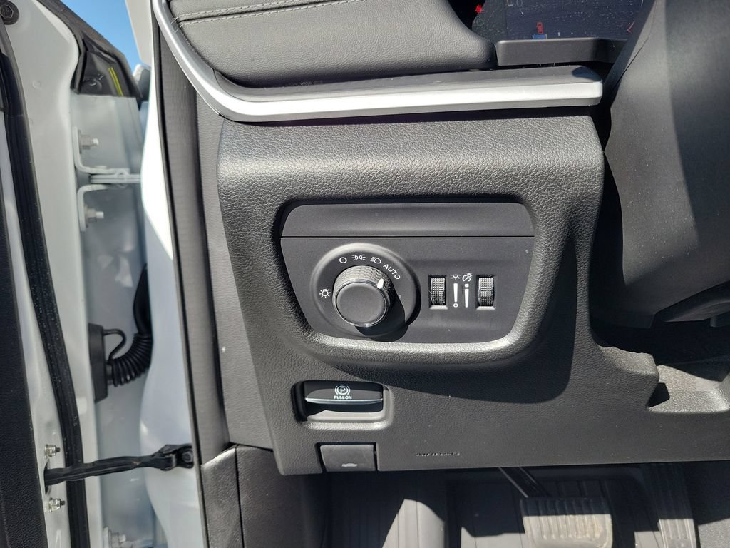 Used 2024 Jeep Grand Cherokee L Altitude AWD/4WD image 17