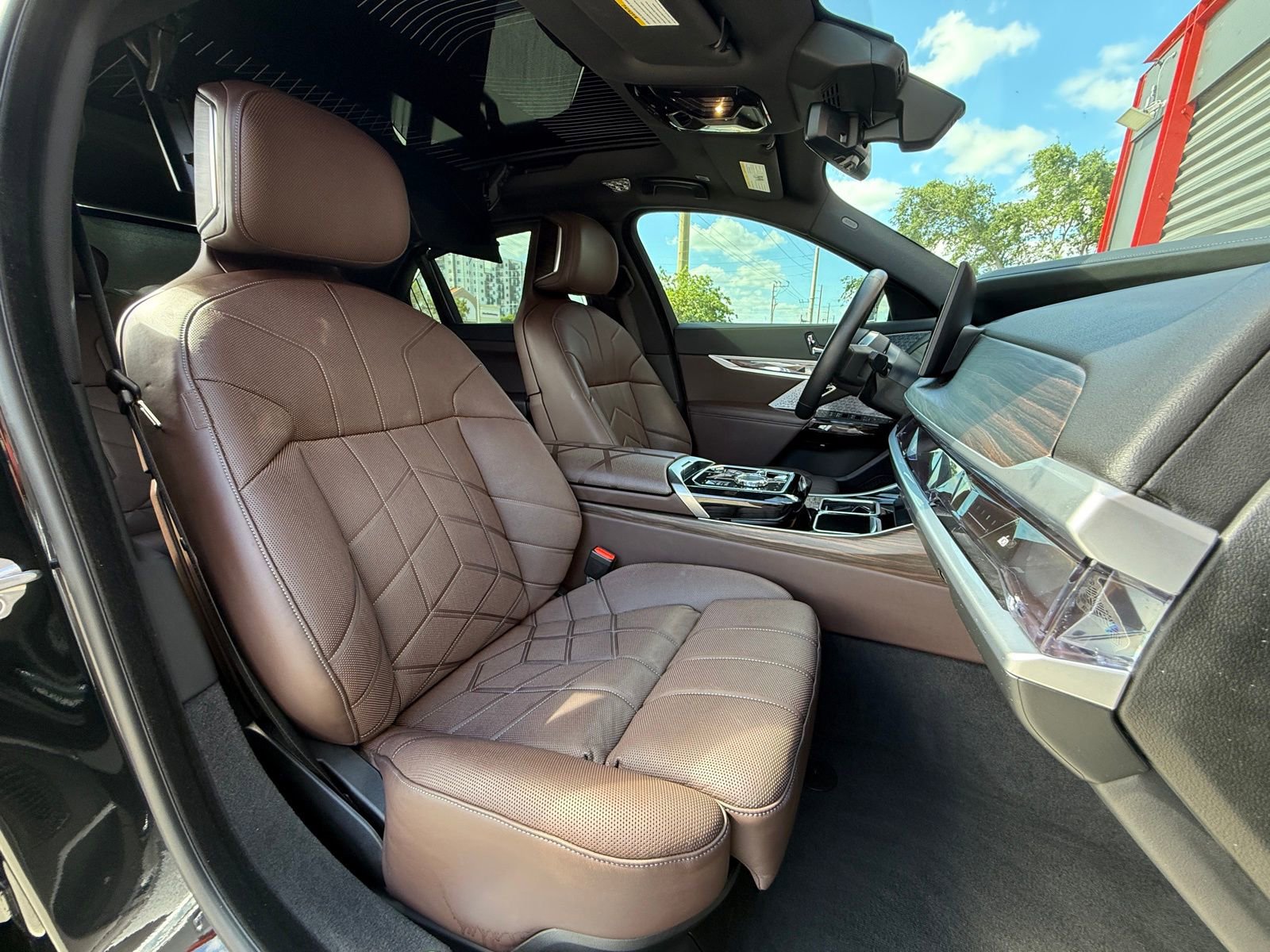 Used 2023 BMW i7 xDrive60 w/ Executive Package 2 AWD/4WD image 22