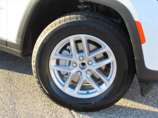 New 2025 Jeep Grand Cherokee Laredo image 7