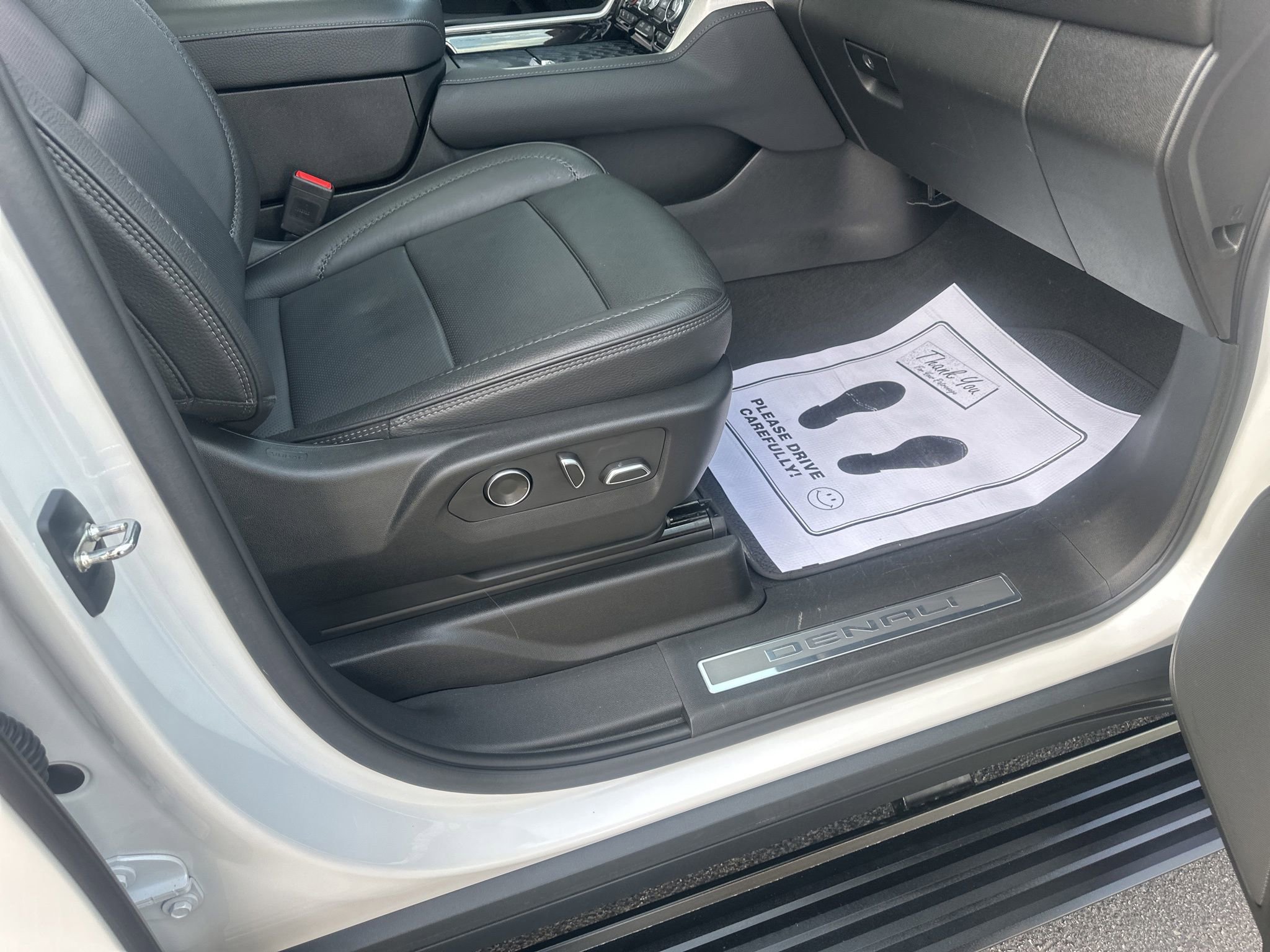 Used 2023 GMC Yukon XL Denali w/ Advanced Technology Package image 11