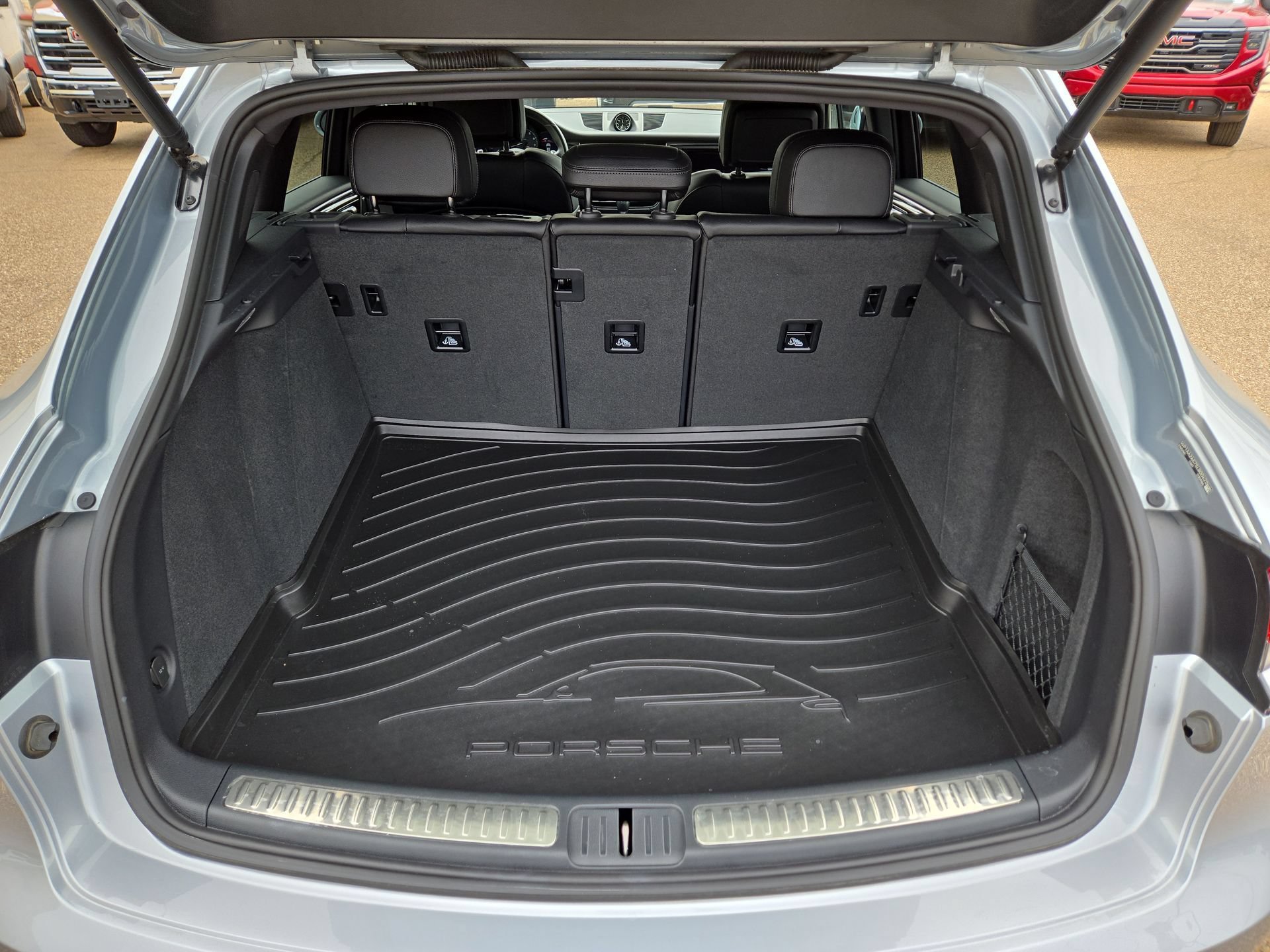 Used 2025 Porsche Macan AWD/4WD image 12