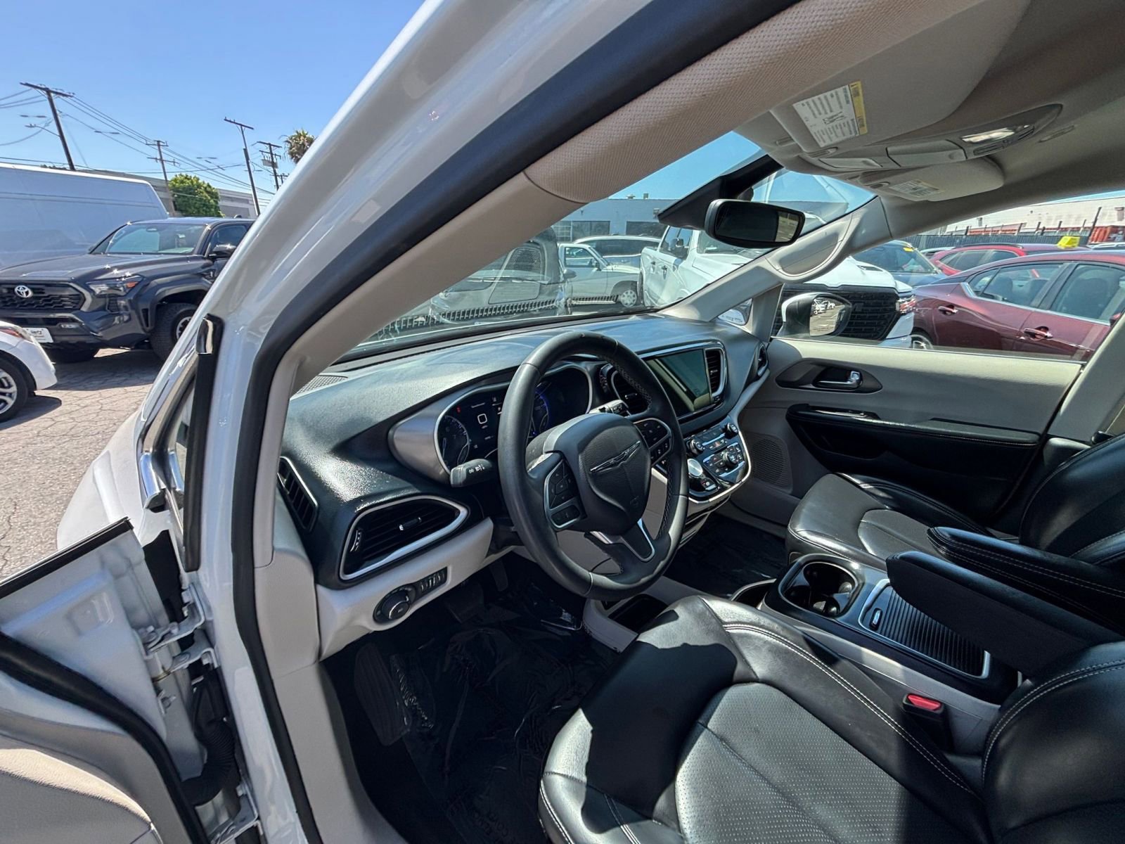 Used 2023 Chrysler Pacifica Touring-L FWD image 36