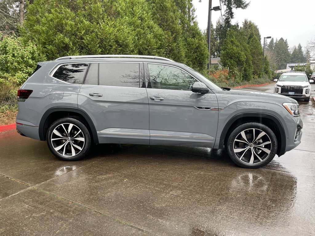 Used 2025 Volkswagen Atlas SEL Premium R-Line image 3