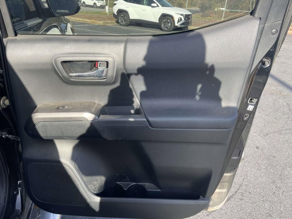 Used 2017 Toyota Tacoma TRD Sport image 43