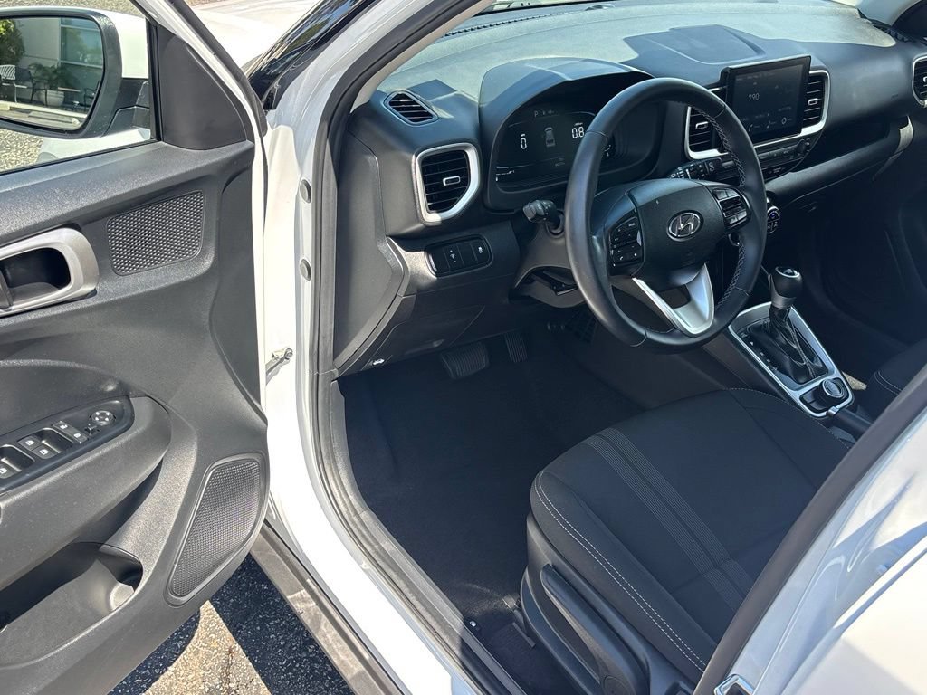 Used 2024 Hyundai Venue SEL FWD image 11