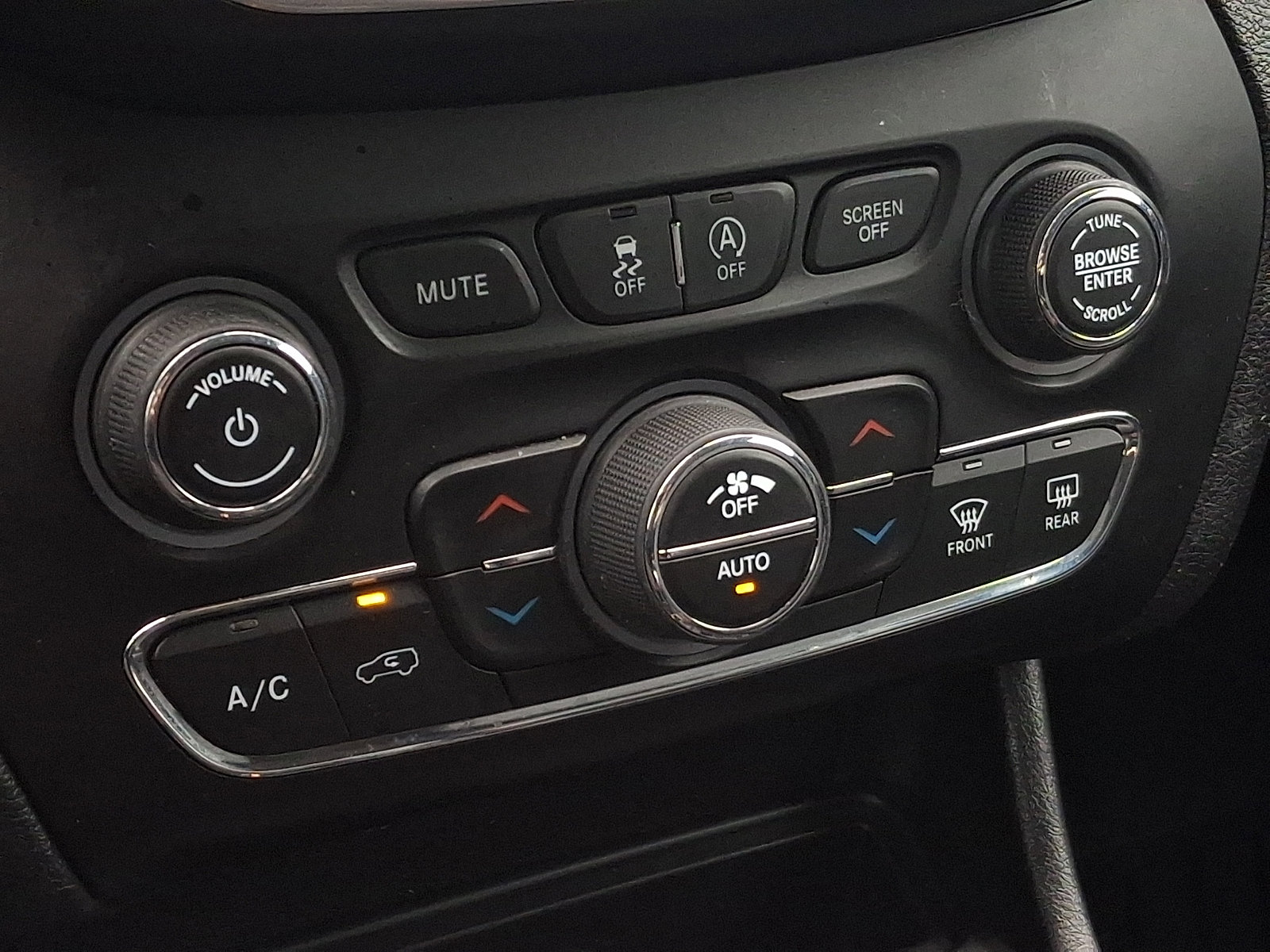 Used 2021 Jeep Cherokee Latitude Lux w/ Comfort/Convenience Group image 16