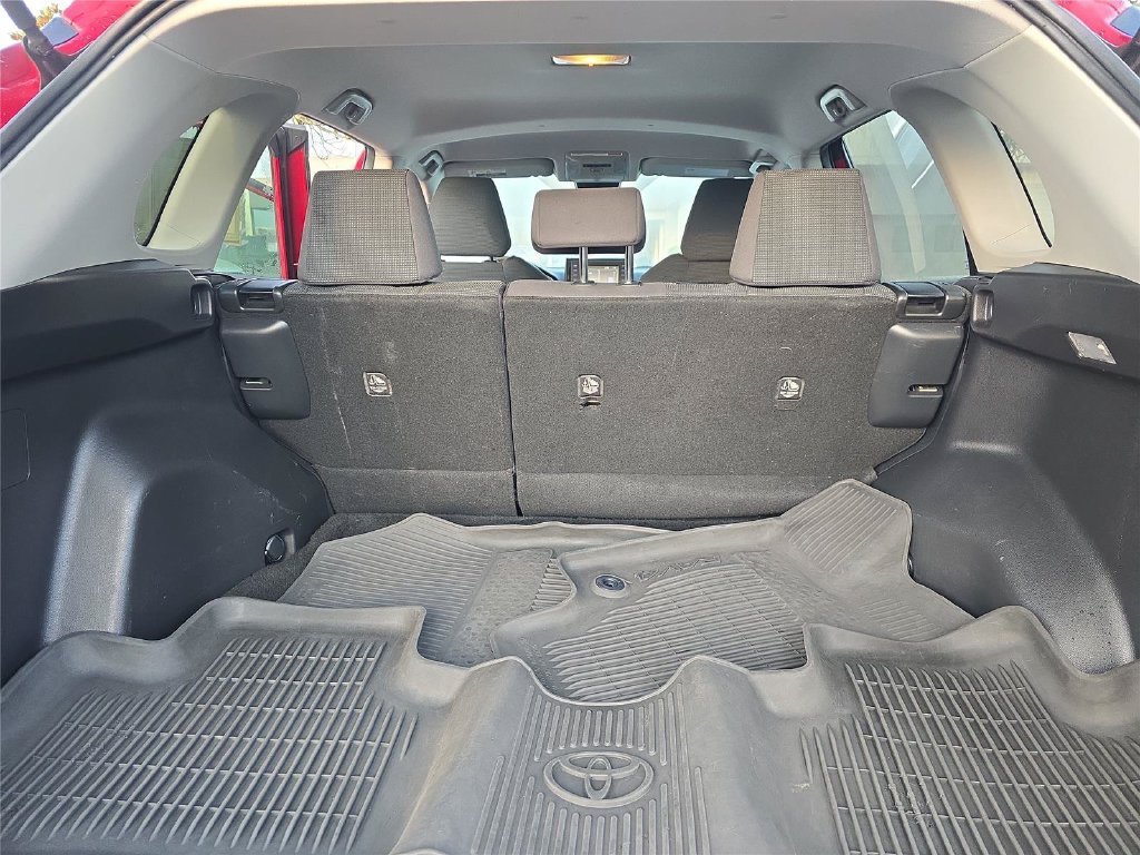 Used 2020 Toyota RAV4 LE FWD image 25