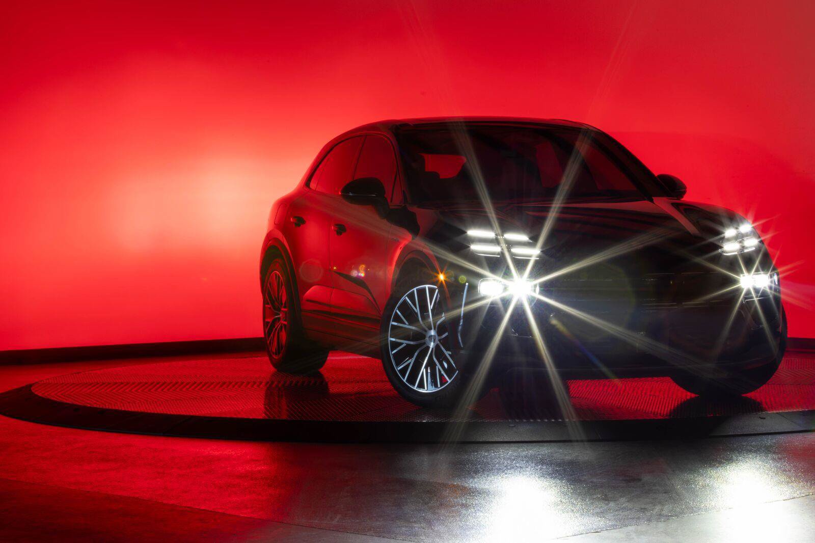 Used 2025 Porsche Macan 4S Electric AWD/4WD image 25