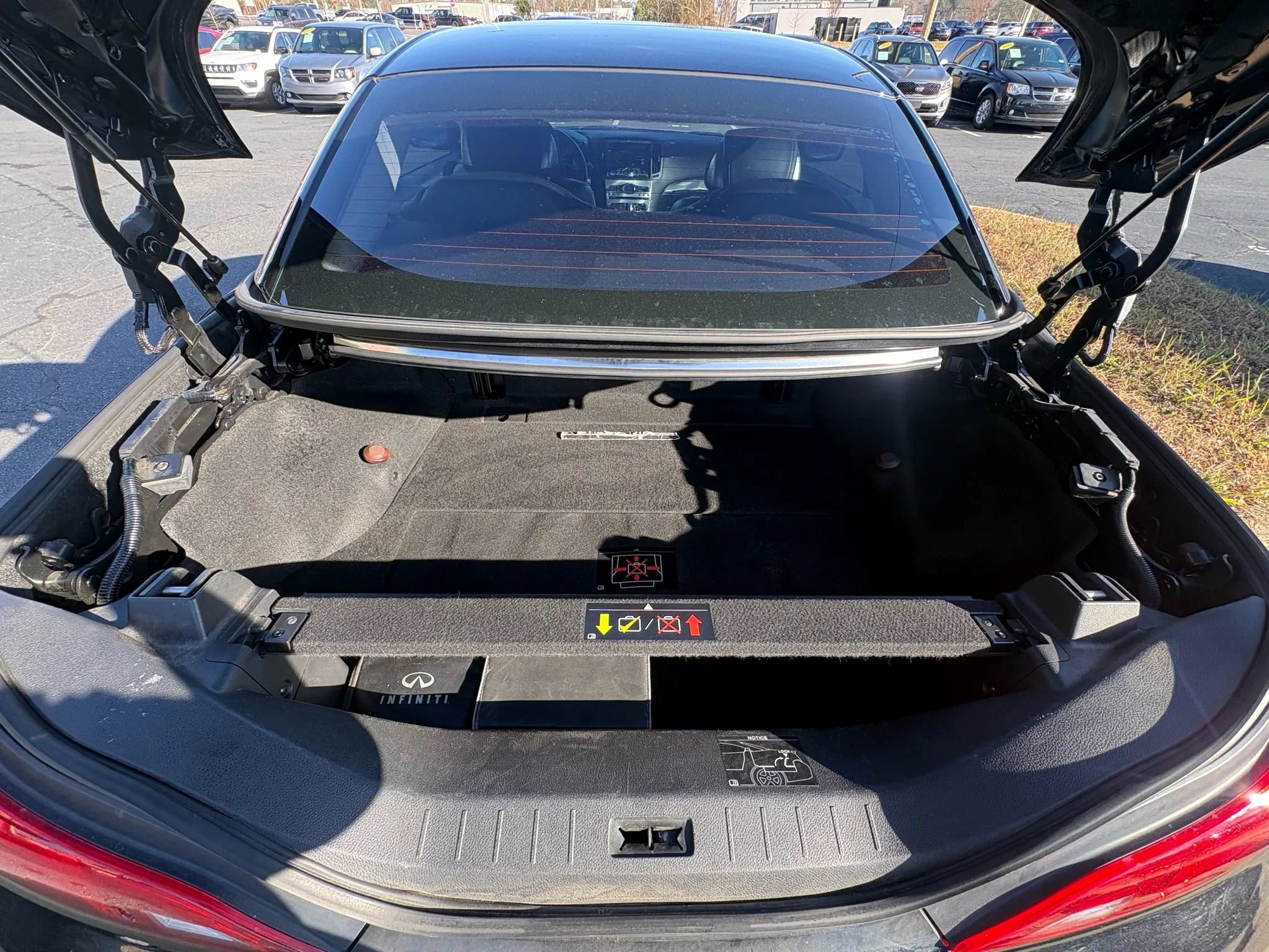 Used 2014 INFINITI Q60 Convertible 2D w/ Premium Package image 9