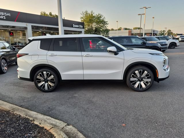 New 2026 Mitsubishi Outlander SE FWD image 2