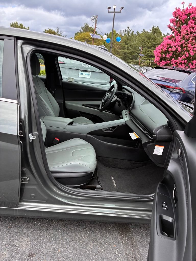 Used 2025 Hyundai Elantra Limited FWD image 17