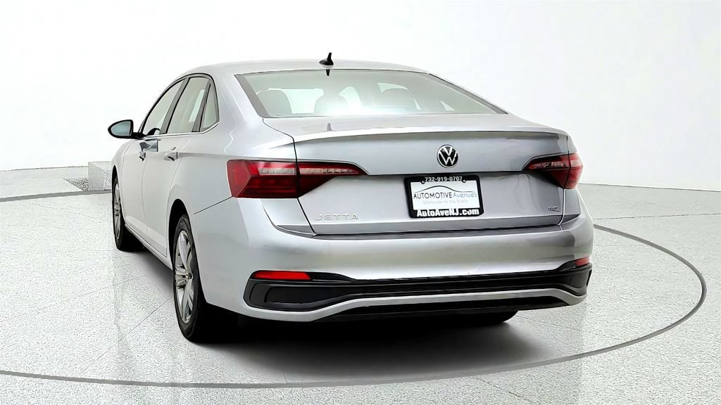 Used 2024 Volkswagen Jetta SE FWD image 6