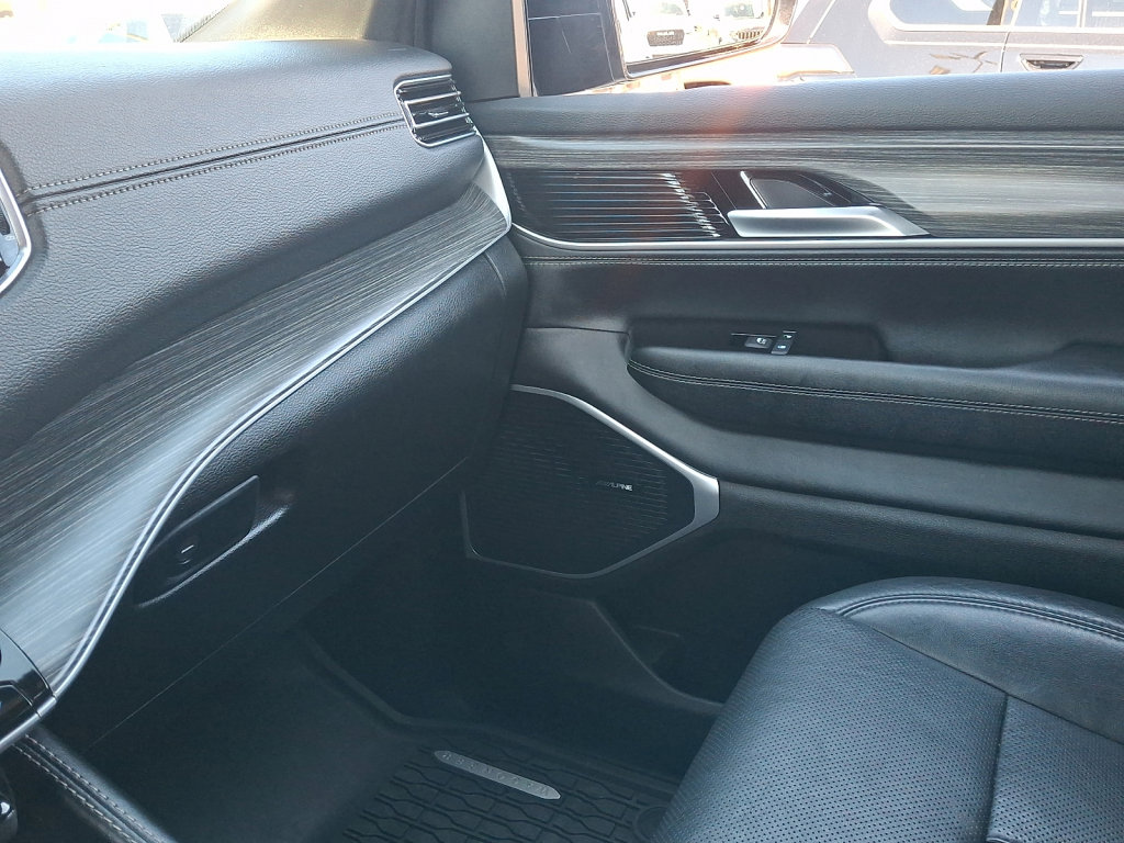 Used 2024 Jeep Wagoneer L Series III w/ Flexible Seating Group image 31