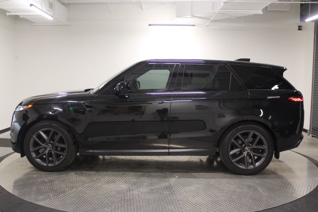 Used 2025 Land Rover Range Rover Sport SE image 2
