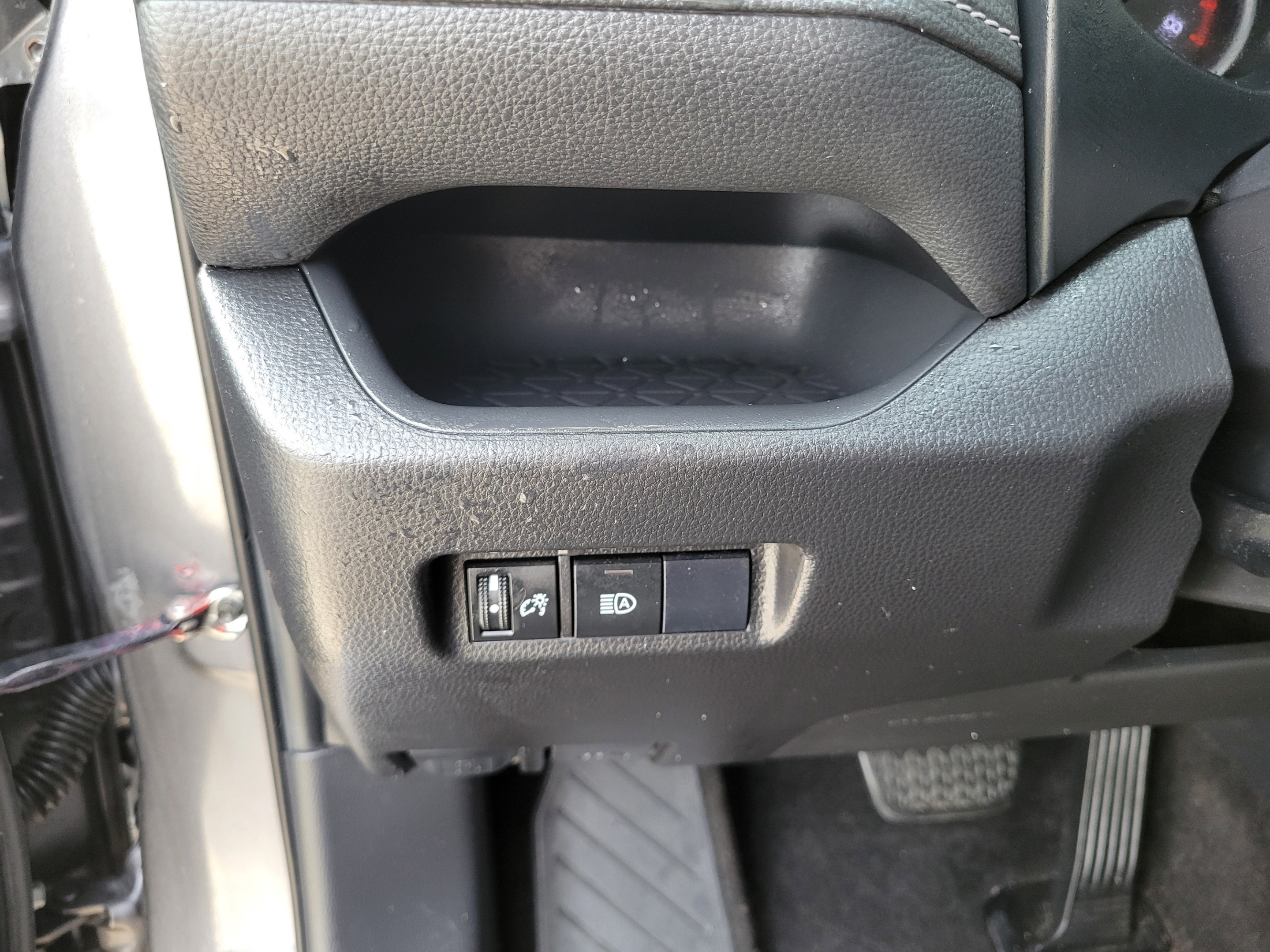 Used 2020 Toyota RAV4 LE w/ Carpet Mat Package FWD image 25