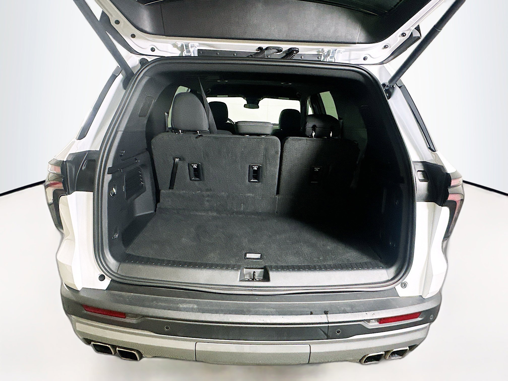 Used 2025 Chevrolet Traverse LT image 28