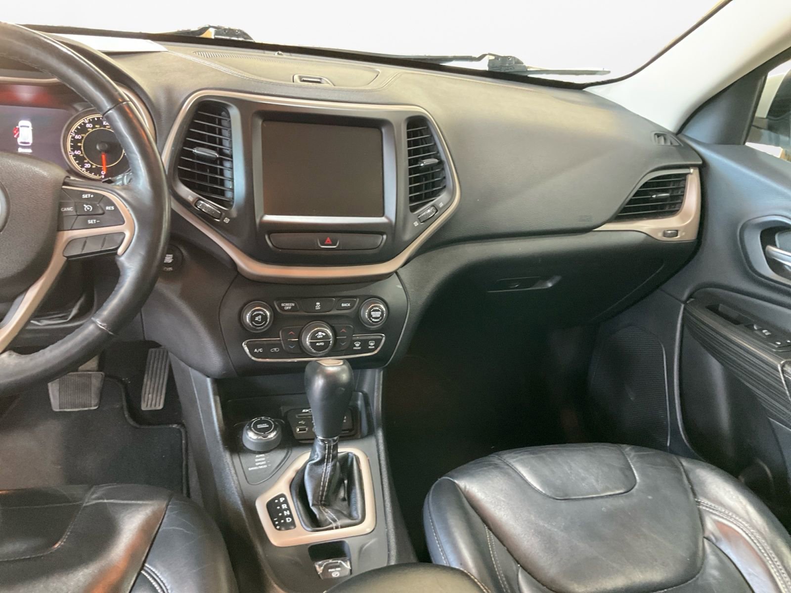 Used 2017 Jeep Cherokee Limited AWD/4WD image 11