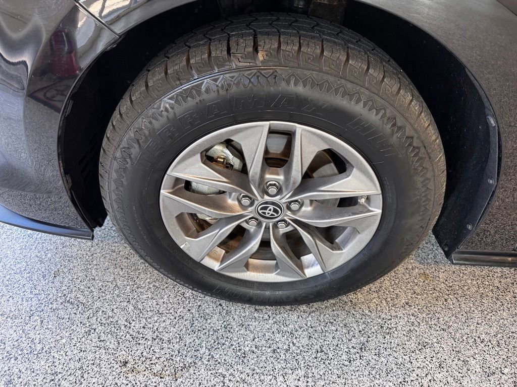 Used 2025 Toyota Sienna XLE FWD image 10