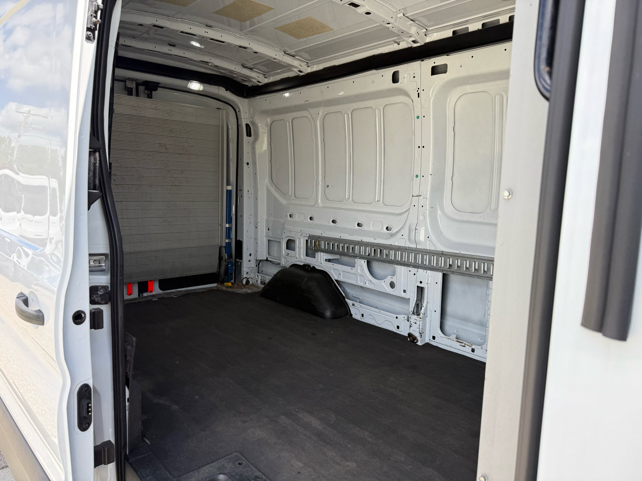 Used 2019 Ford Transit 250 148 Medium Roof image 21