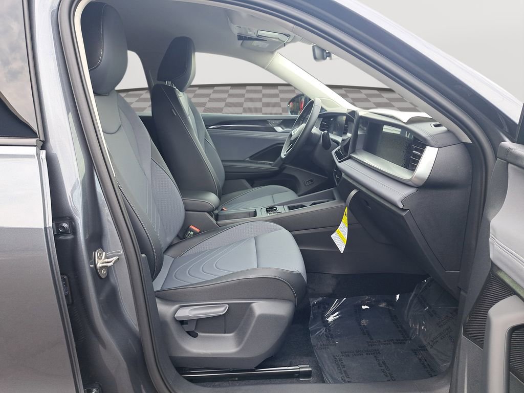 New 2025 Volkswagen Tiguan SE image 18