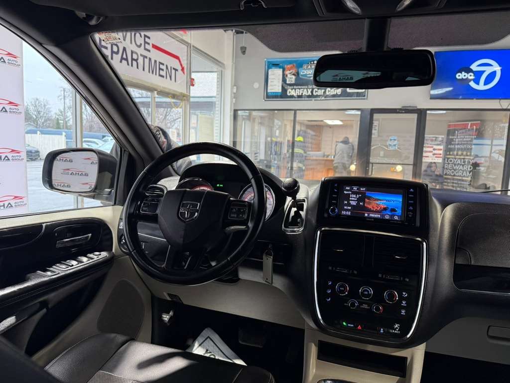 Used 2019 Dodge Grand Caravan SXT FWD image 24