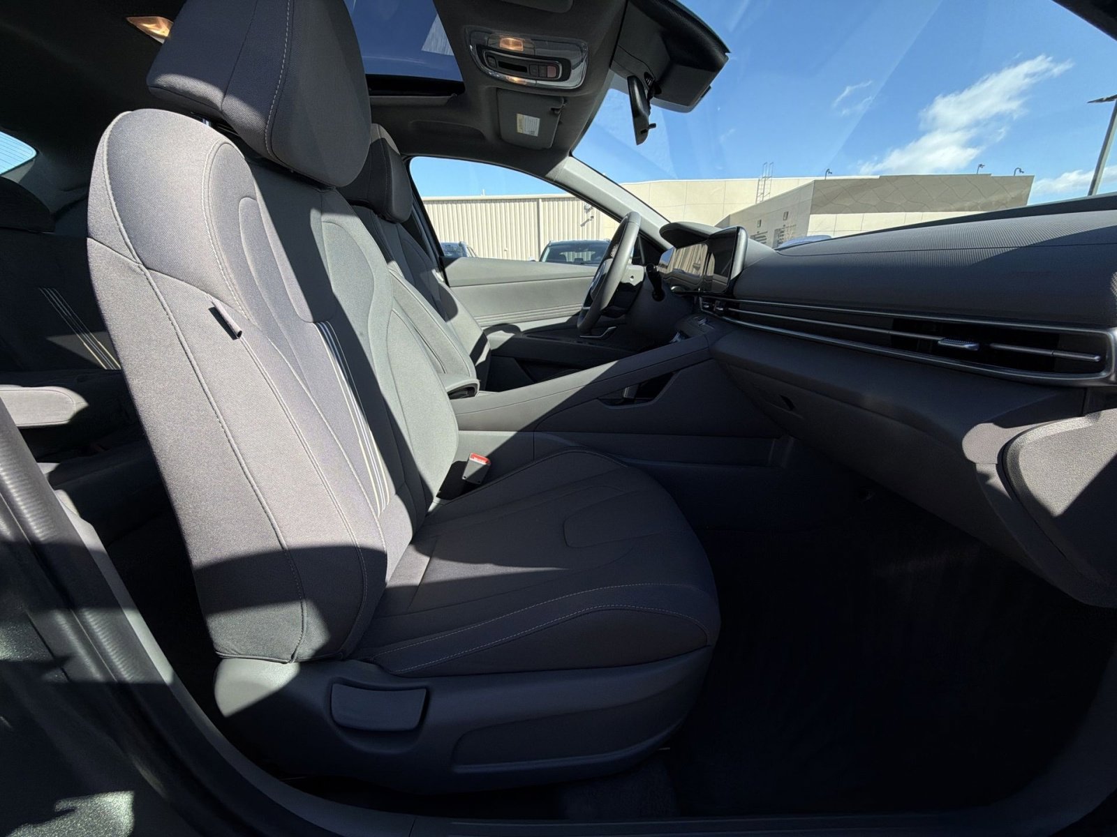 Certified 2025 Hyundai Elantra SEL image 27