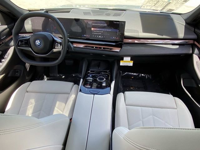 Used 2025 BMW i5 eDrive40i w/ Premium Package image 15