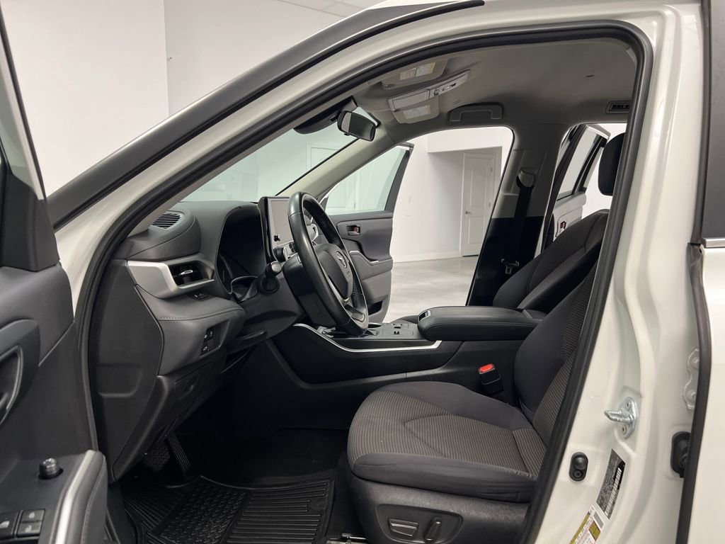Used 2023 Toyota Highlander LE image 9