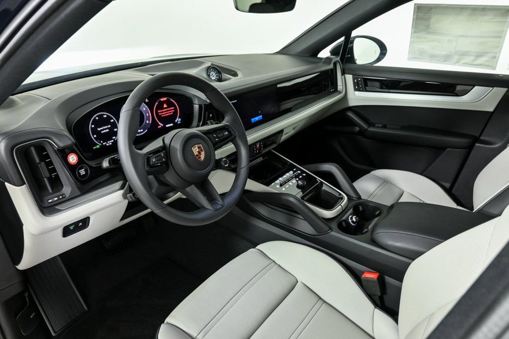 Certified 2025 Porsche Cayenne Coupe image 4