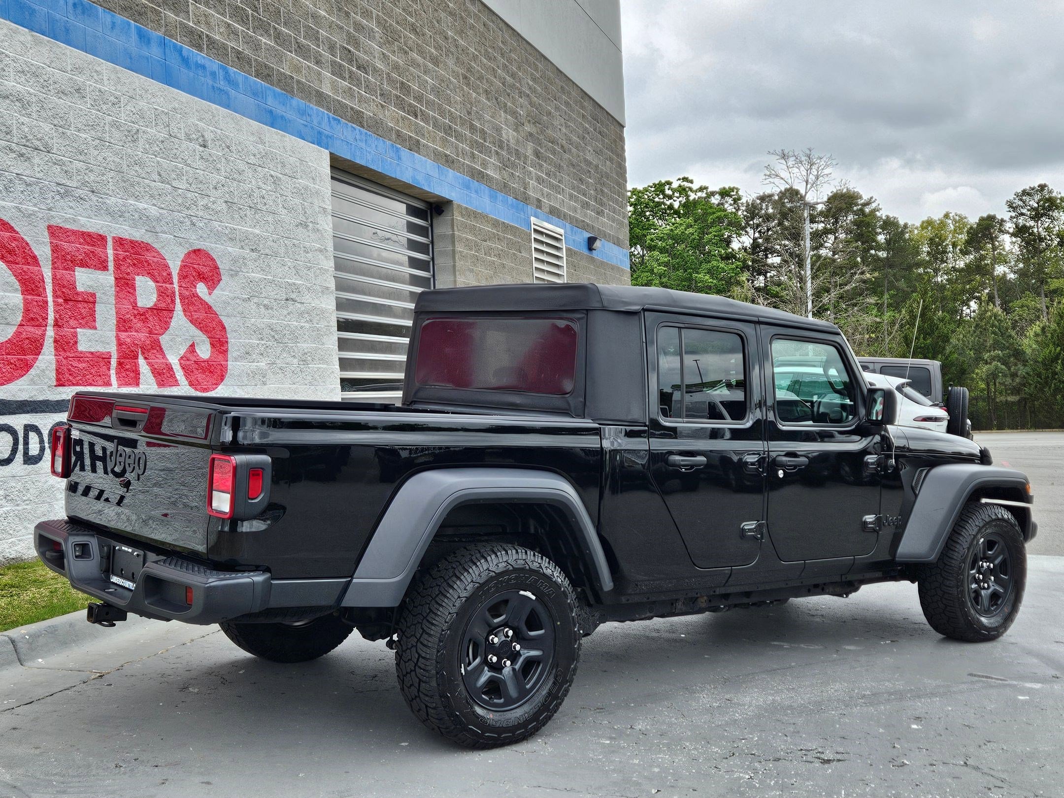 Used 2021 Jeep Gladiator Sport image 7