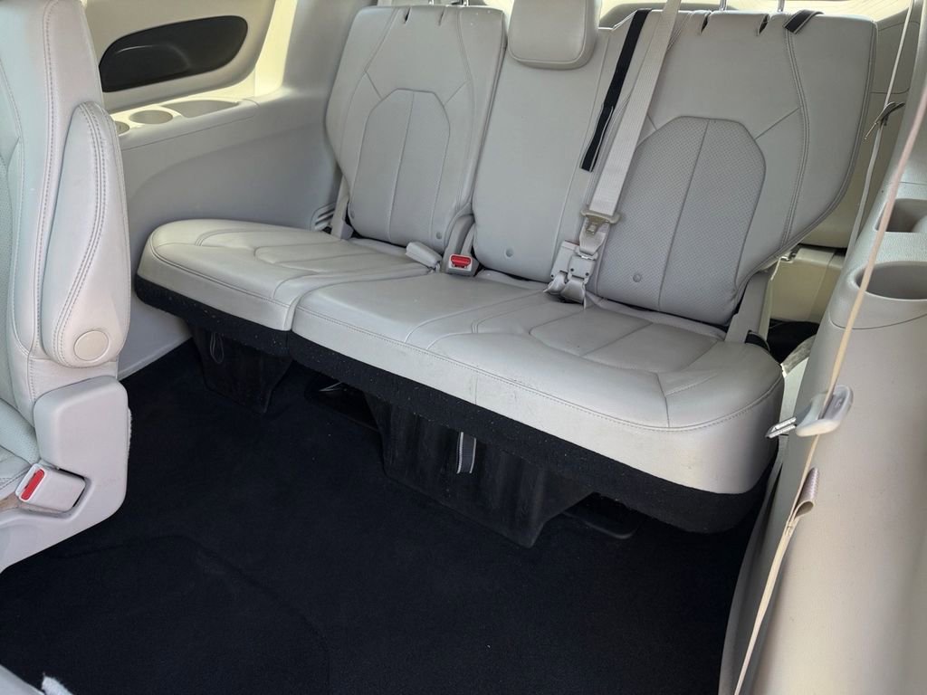 Used 2021 Chrysler Pacifica Touring-L FWD image 14