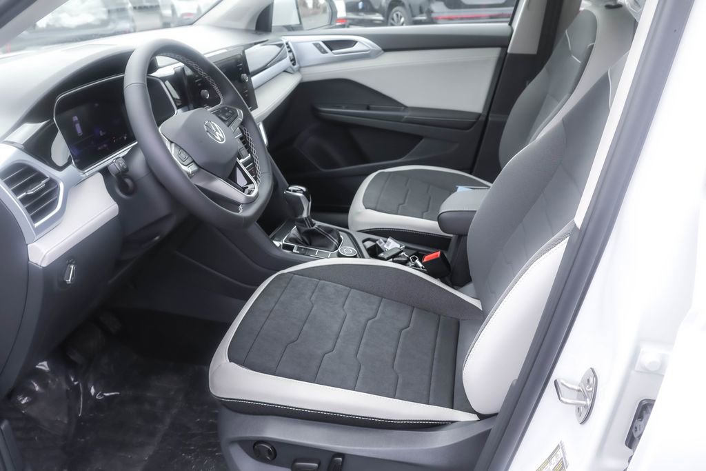 Used 2025 Volkswagen Taos SE image 5
