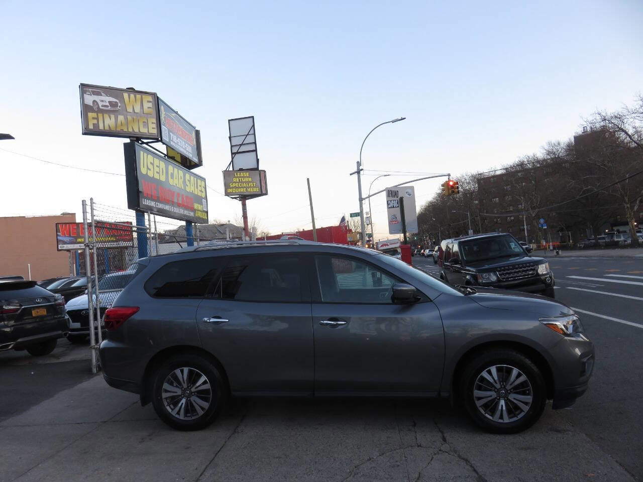 Used 2017 Nissan Pathfinder S image 9