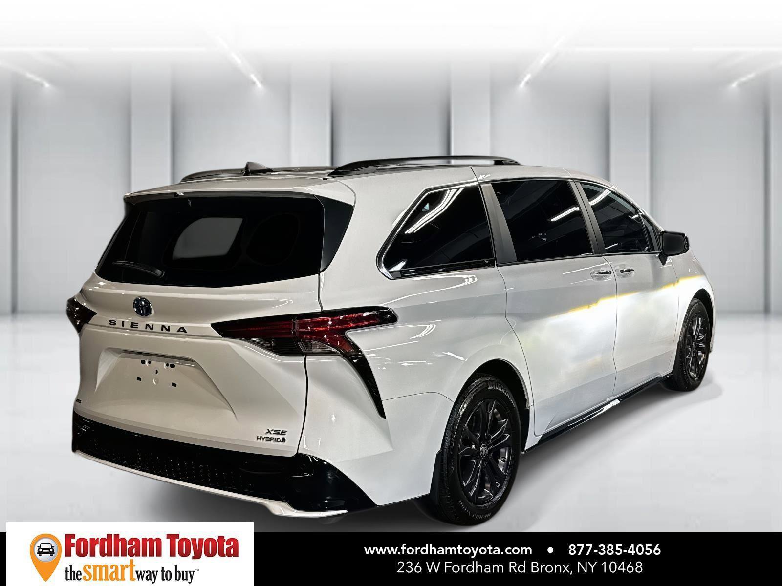 Used 2024 Toyota Sienna XSE w/ XSE Plus Package image 7
