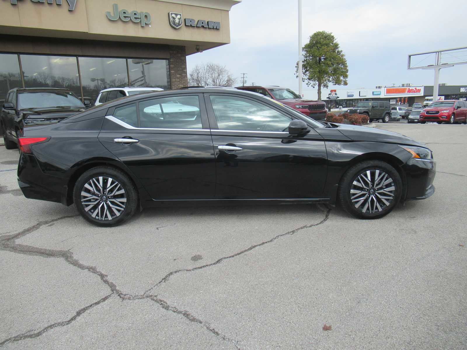 Used 2024 Nissan Altima 2.5 SV w/ SV Premium Package image 8