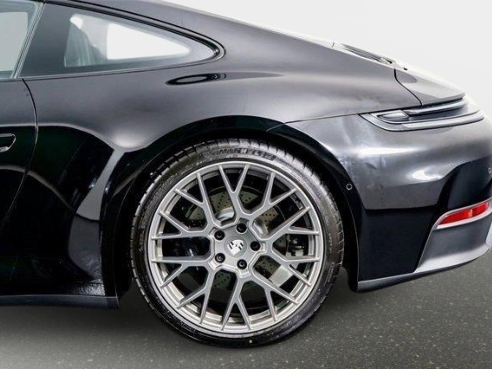 Used 2025 Porsche 911 Carrera RWD image 17