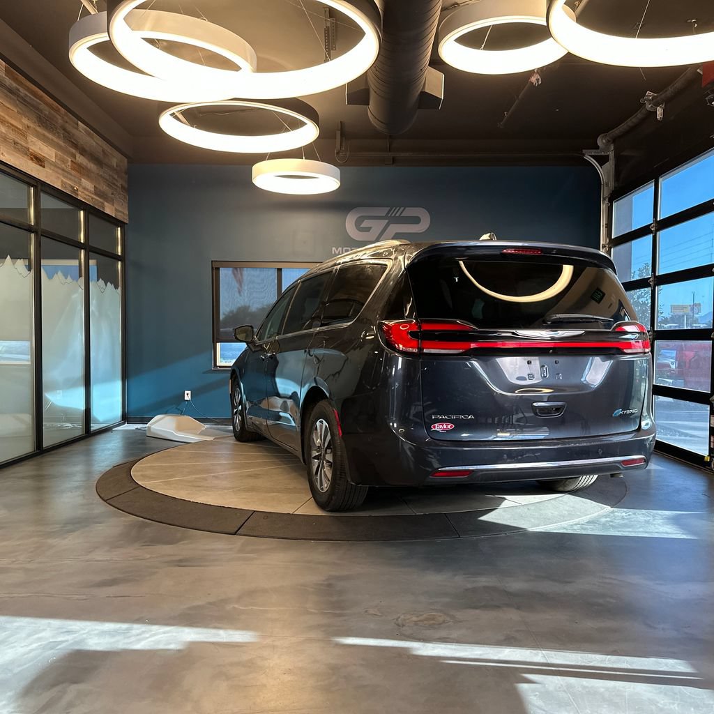 Used 2021 Chrysler Pacifica Touring-L FWD image 5