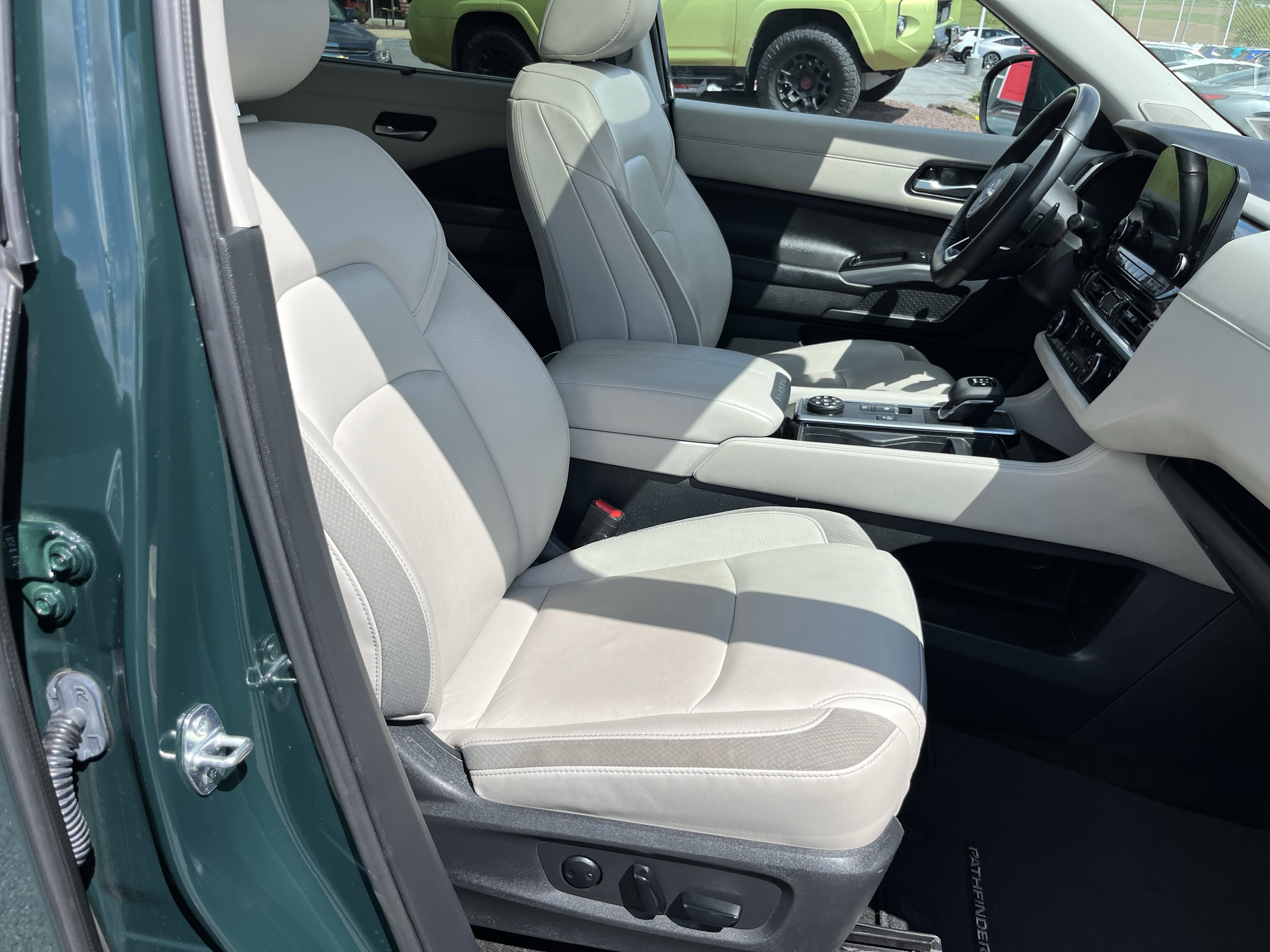 Used 2023 Nissan Pathfinder SL w/ SL Premium Package AWD/4WD image 3