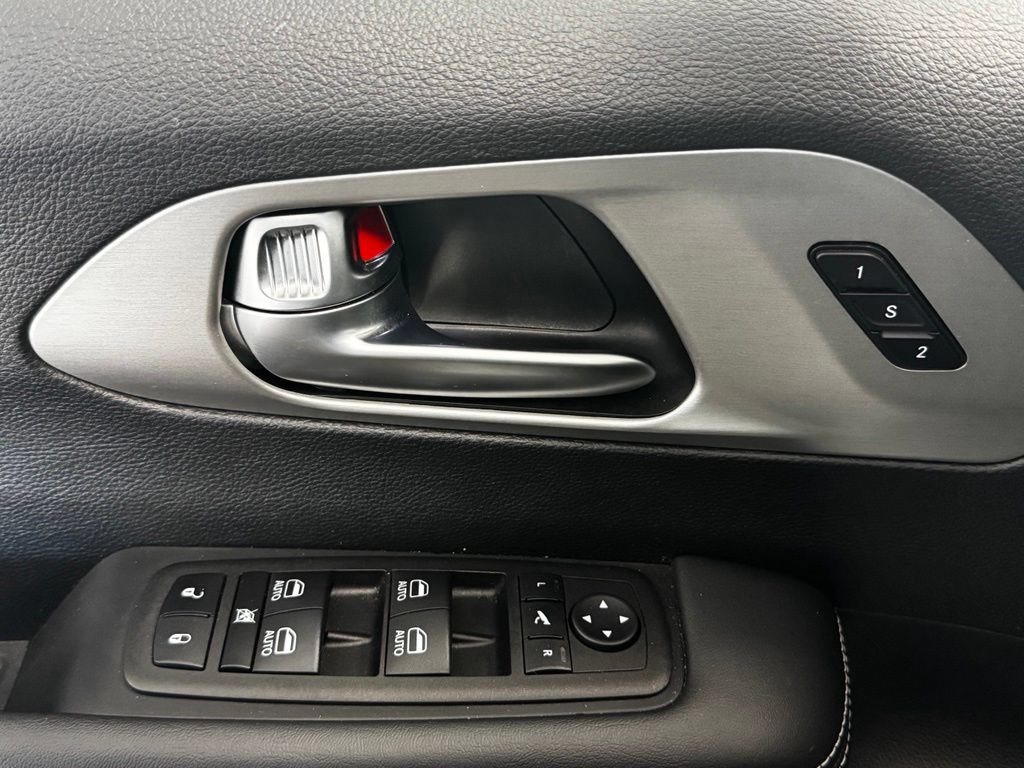Certified 2023 Chrysler Pacifica Limited w/ Uconnect Theater Family Group FWD image 17