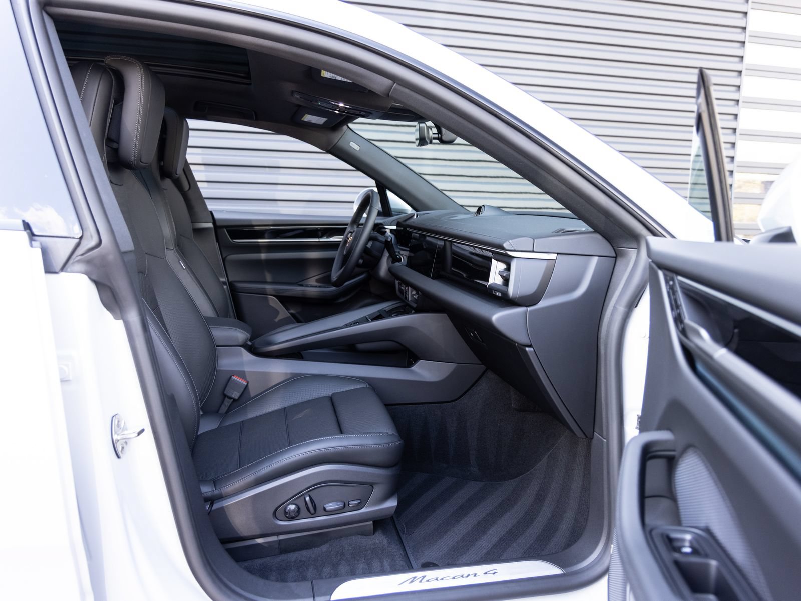 Certified 2026 Porsche Macan 4 Electric AWD/4WD image 31