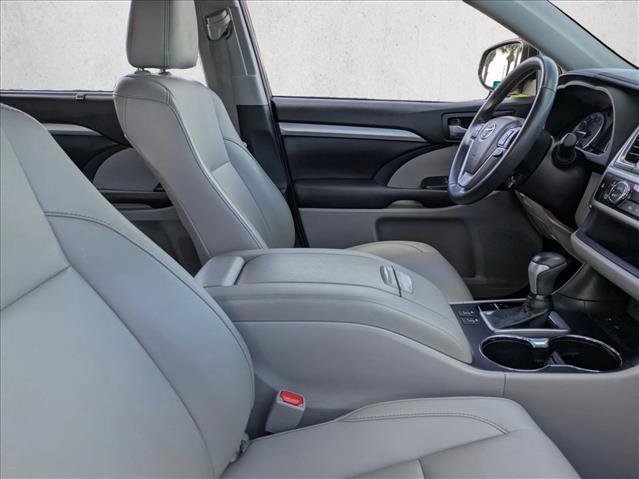 Used 2019 Toyota Highlander XLE image 24