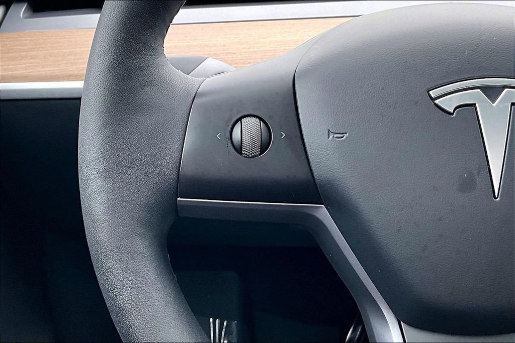 Used 2024 Tesla Model Y Long Range AWD/4WD image 23