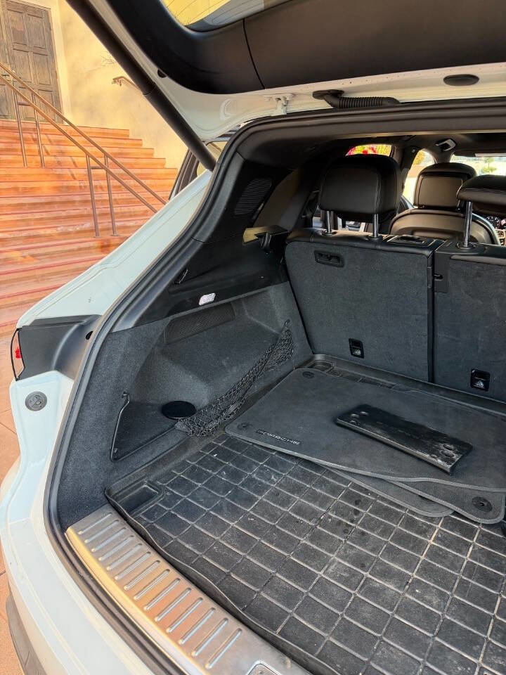 Used 2019 Porsche Cayenne w/ Premium Package image 26