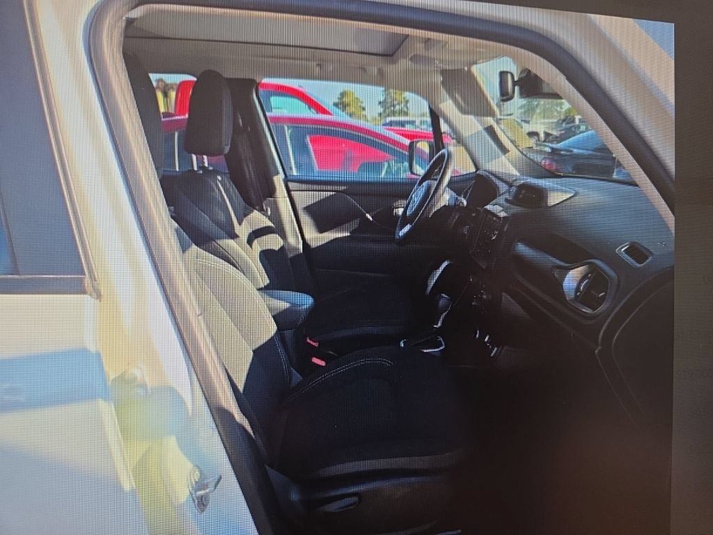Used 2023 Jeep Renegade Latitude w/ Sun/Sound Group AWD/4WD image 13