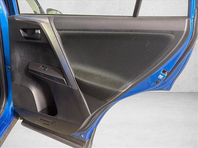 Used 2018 Toyota RAV4 LE AWD/4WD image 16