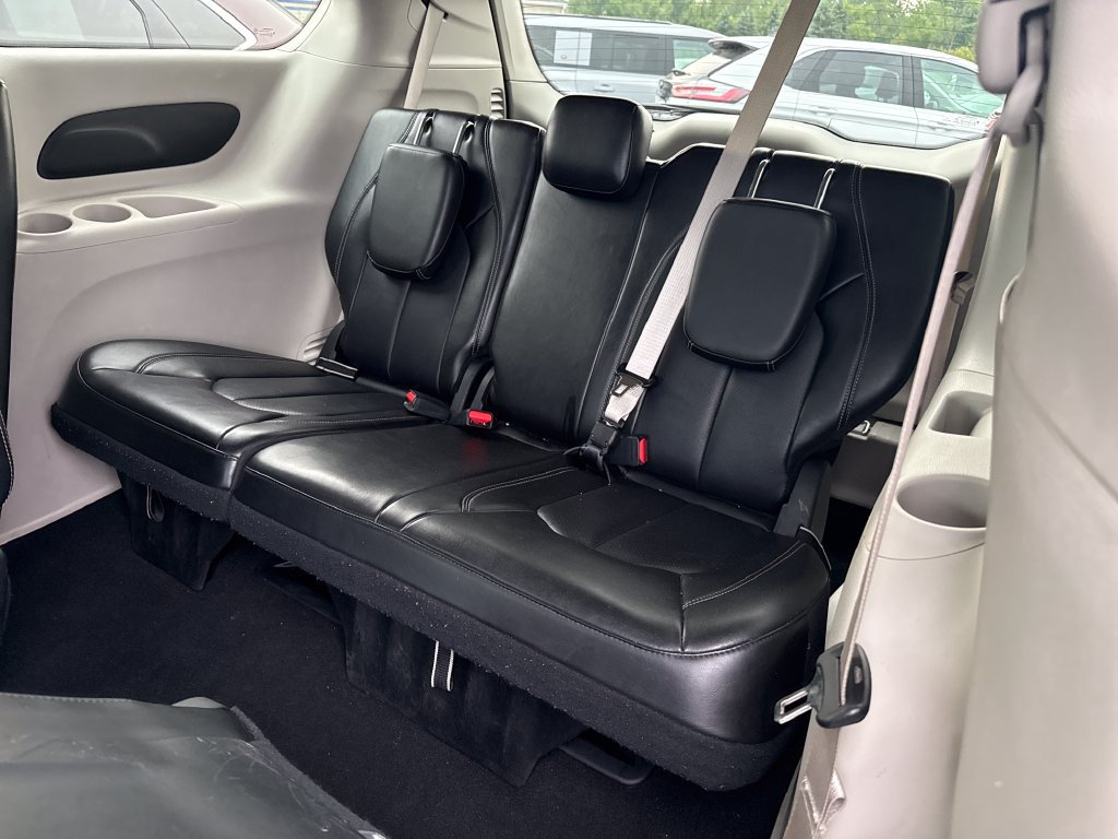 Used 2024 Chrysler Pacifica Touring-L FWD image 20