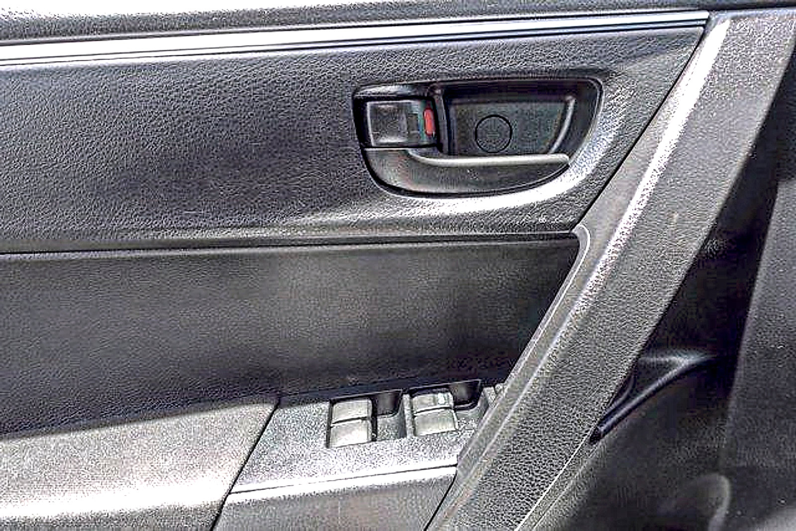 Used 2015 Toyota Corolla L FWD image 11